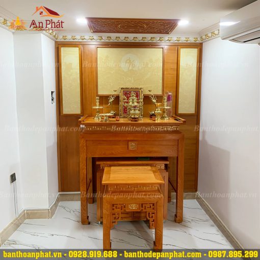 Bàn thờ gia tiên gỗ mít với tranh trúc chỉ và đồ thờ đồng cao cấp