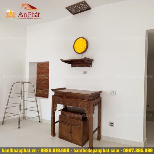 Tủ thờ gia tiên hiện đại kết hợp bàn thờ Phật treo tường