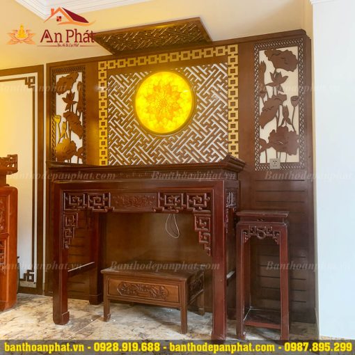 Bàn thờ đứng đẹp kết hợp tranh trúc chỉ trang trọng