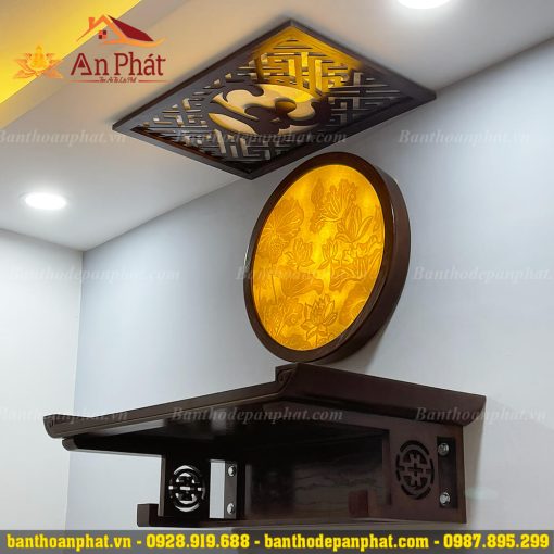 Bàn thờ treo tường chung cư kết hợp tranh trúc chỉ hoa sen