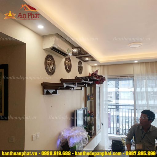 Bàn thờ treo tường thờ gia tiên kết hợp thờ Phật