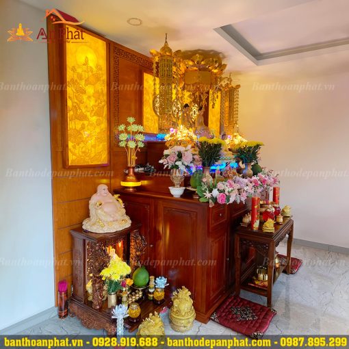 Phòng thờ đẹp nổi bật với ánh sáng vàng ấm từ đèn led tranh trúc chỉ cao cấp