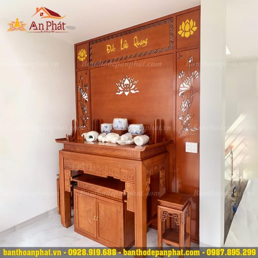 Tủ bàn thờ đẹp kết hợp vách ốp hậu, viền trang trí