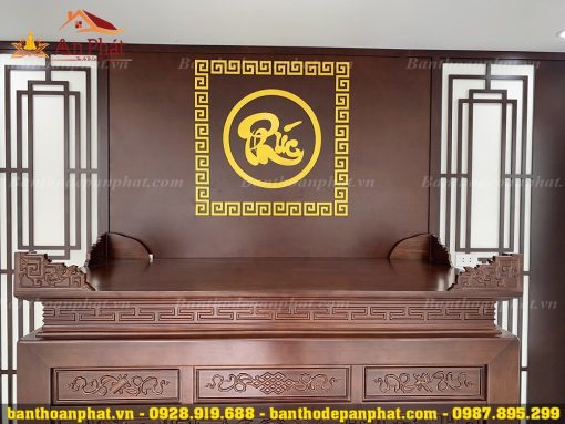 Ốp hậu nổi bật với viền vàng trang trí