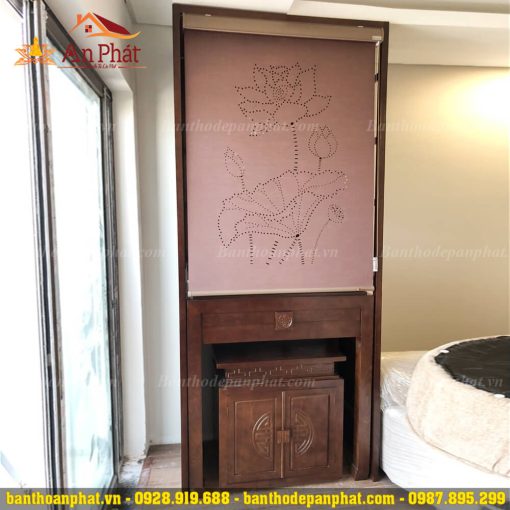 Tủ thờ chung cư kết hợp rèm vải hoa sen sang trọng