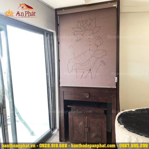 Bàn thờ chung cư kết hợp rèm vải hoa sen sang trọng