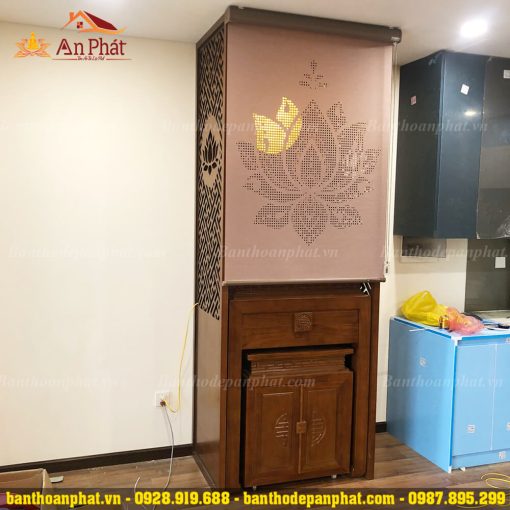 Bàn thờ chung cư với rèm xuyên sáng họa tiết hoa sen