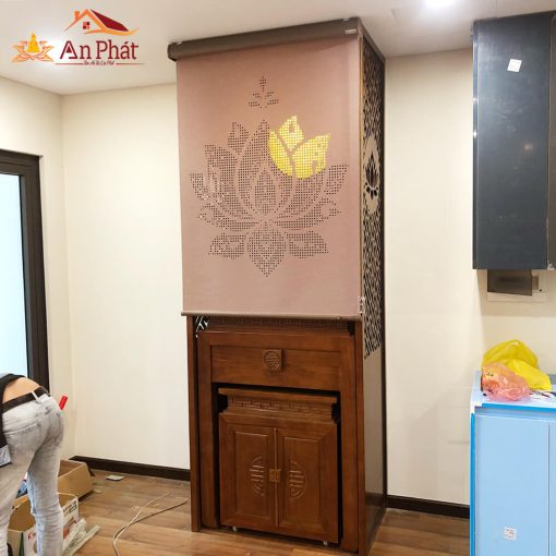 Tủ thờ chung cư với rèm xuyên sáng họa tiết hoa sen