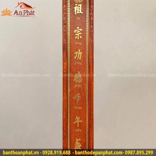 Câu đối gỗ hương đỏ dát