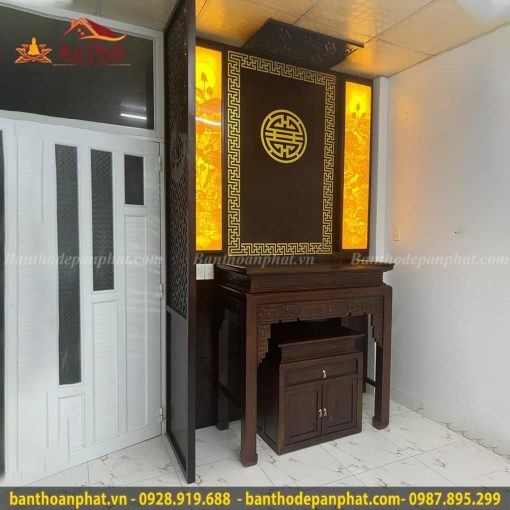 Mẫu tủ thờ đẹp có vách ngăn, tranh trúc chỉ trang trọng