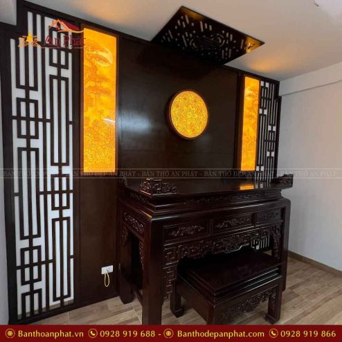 Phòng thờ hiện đại đại với tranh trúc chỉ và vách ngăn